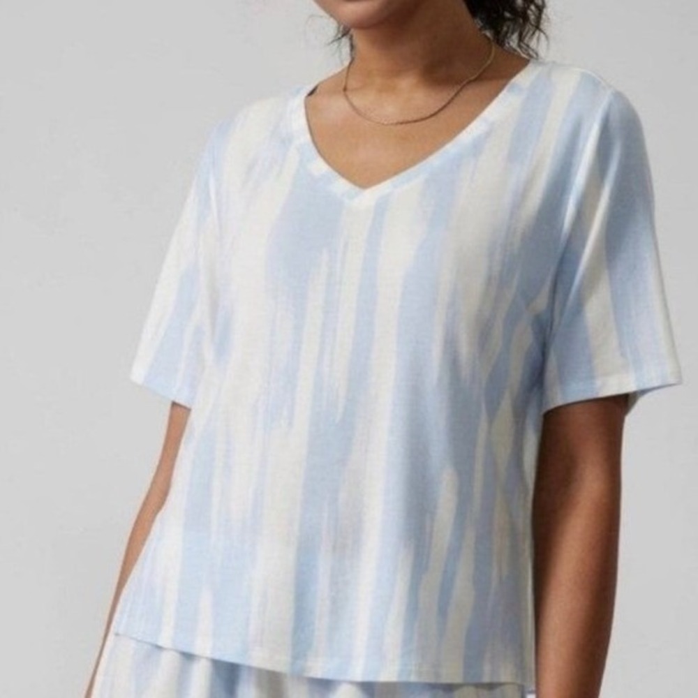 Athleta T-Shirt Women Medium Blue White Tie Dye V-Neck Short Sleeve Relaxed‎ Fit